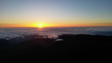 Madeira, Portekiz - 2023.04.04 - 09: Pico do Arieiro 'dan güzel bulutlarla sersemletici gündoğumu hava dronu görüntüleri