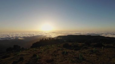 Madeira, Portekiz - 2023.04.04 - 09: Pico do Arieiro 'dan güzel bulutlarla sersemletici gündoğumu hava dronu görüntüleri