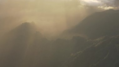 Madeira, Portekiz - 2023.04.04 - 09: Pico do Arieiro 'dan güzel bulutlarla sersemletici gündoğumu hava dronu görüntüleri
