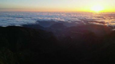 Madeira, Portekiz - 2023.04.04 - 09: Pico do Arieiro 'dan güzel bulutlarla sersemletici gündoğumu hava dronu görüntüleri