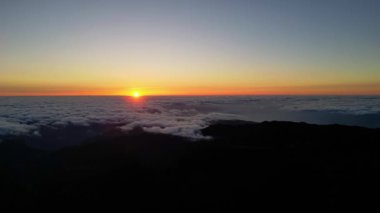 Madeira, Portekiz - 2023.04.04 - 09: Pico do Arieiro 'dan güzel bulutlarla sersemletici gündoğumu hava dronu görüntüleri