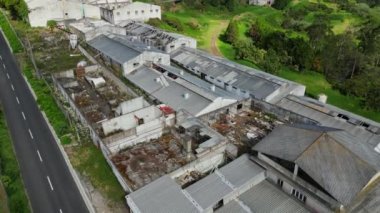 Madeira, Portekiz - 2023.04.04 - 09: 2015 yılından beri kapalı ve terk edilmiş olan tarım üretim ve et işleme şirketinin insansız hava aracı görüntüleri