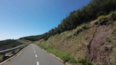 Madeira, Portekiz - 2023.04.04 - 09: Güneşli bir günde Madeira adasındaki bir tepe yolundan geçmek