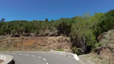 Madeira, Portekiz - 2023.04.04 - 09: Güneşli bir günde Madeira adasındaki bir tepe yolundan geçmek