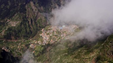 Madeira, Portekiz - 2023.04.04 - 09: Paredo perspektifinden Curral das Freiras yakınlarındaki dağ alanının çarpıcı hava aracı görüntüleri 