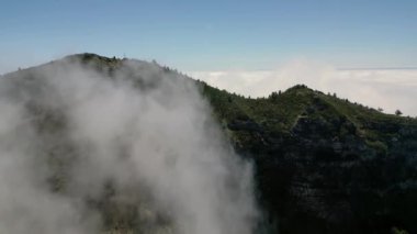 Madeira, Portekiz - 2023.04.04 - 09: Paredo perspektifinden Curral das Freiras yakınlarındaki dağ alanının çarpıcı hava aracı görüntüleri 