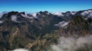 Madeira, Portekiz - 2023.04.04 - 09: Paredo perspektifinden Curral das Freiras yakınlarındaki dağ alanının çarpıcı hava aracı görüntüleri 