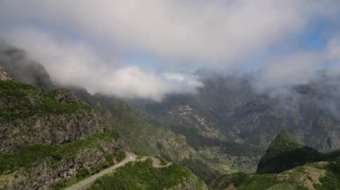 Madeira, Portekiz - 2023.04.04 - 09: Güneşli bir günde Lombo do Mouro perspektifinde alçak bulutlarla dağların güzel hava aracı görüntüleri