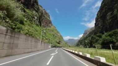 Madeira, Portekiz - 2023.04.04 - 09: Güneşli bir günde Madeira adasındaki bir tepe yolundan geçmek
