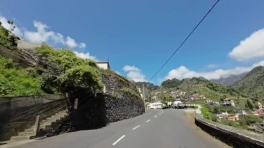 Madeira, Portekiz - 2023.04.04 - 09: Güneşli bir günde Madeira adasındaki bir tepe yolundan geçmek