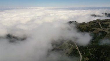 Madeira, Portekiz - 2023.04.04 - 09: Güneşli bir günde Lombo do Mouro perspektifinde alçak bulutlarla dağların güzel hava aracı görüntüleri