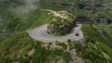 Madeira, Portekiz - 2023.04.04 - 09: Güneşli bir günde Lombo do Mouro 'dan geçen Land Rover Defender' ın çarpıcı hava görüntüleri