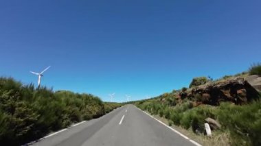 Madeira, Portekiz - 2023.04.04 - 09: Güneşli bir günde Madeira adasındaki bir tepe yolundan geçmek