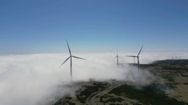 Madeira, Portekiz - 2023.04.04 - 09: Madeira 'daki dağın tepesindeki rüzgar çiftliklerinin güzel hava aracı görüntüleri