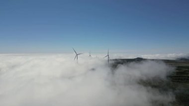 Madeira, Portekiz - 2023.04.04 - 09: Madeira 'daki dağın tepesindeki rüzgar çiftliklerinin güzel hava aracı görüntüleri