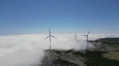 Madeira, Portekiz - 2023.04.04 - 09: Madeira 'daki dağın tepesindeki rüzgar çiftliklerinin güzel hava aracı görüntüleri