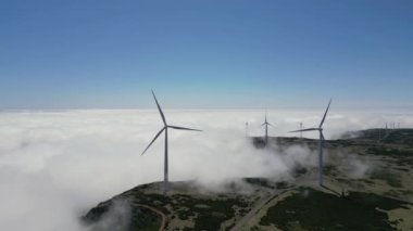 Madeira, Portekiz - 2023.04.04 - 09: Madeira 'daki dağın tepesindeki rüzgar çiftliklerinin güzel hava aracı görüntüleri