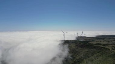 Madeira, Portekiz - 2023.04.04 - 09: Madeira 'daki dağın tepesindeki rüzgar çiftliklerinin güzel hava aracı görüntüleri
