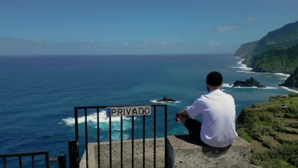 Madeira Portugal 2023 Man Zittend Het Betonnen Hek Met Het — Stockvideo