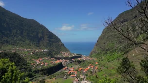 葡萄牙马德拉 2023 从帕累多的角度审视Curral Das Freiras附近山区的无人驾驶飞机镜头 — 图库视频影像