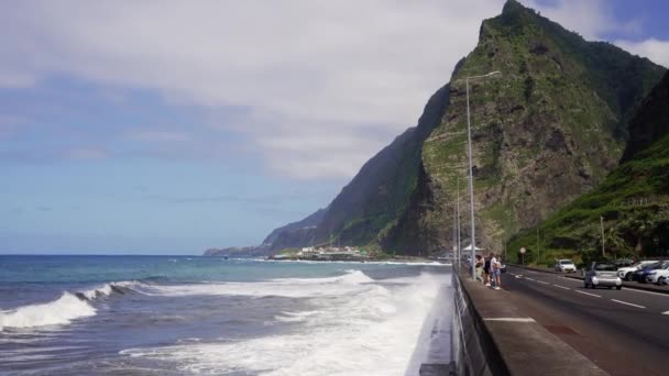 Мадейра Португалия 2023 Люди Смотрят Красивые Волны Ударяющие Побережью Сан — стоковое видео