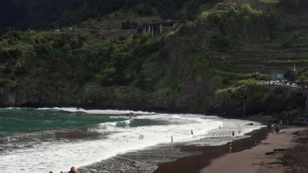 Madeira Portugal 2023 Menschen Schwimmen Schönen Wellen Strand Von Praia — Stockvideo