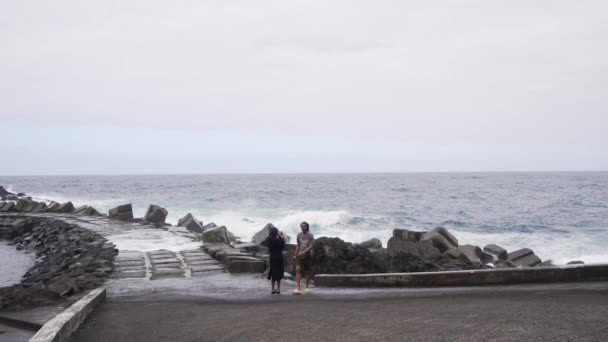 Madeira Portugalsko 2023 Lidé Sledují Mocné Vlny Narážející Skály Seixalu — Stock video