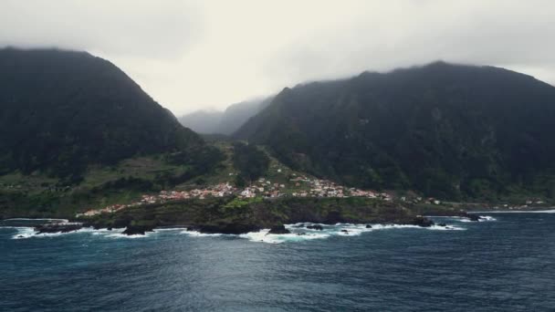 Madeira Portugal 2023 Vackra Flygbilder Mäktiga Vågor Som Träffar Klipporna — Stockvideo