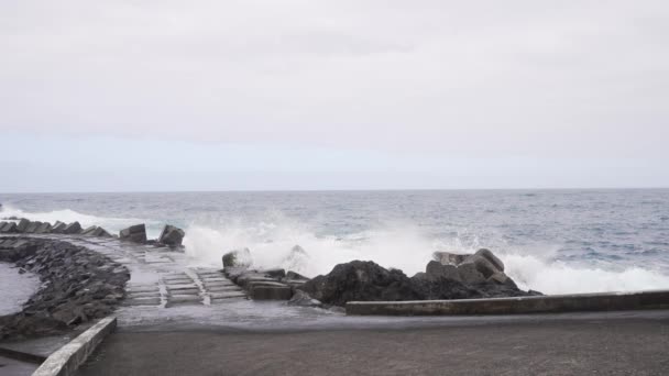 Madeira Portugal 2023 Mäktiga Vågor Slår Mot Seixals Klippor Molnig — Stockvideo