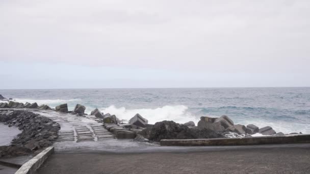 Madeira Portugal 2023 Mächtige Wellen Treffen Bewölkten Tagen Auf Die — Stockvideo