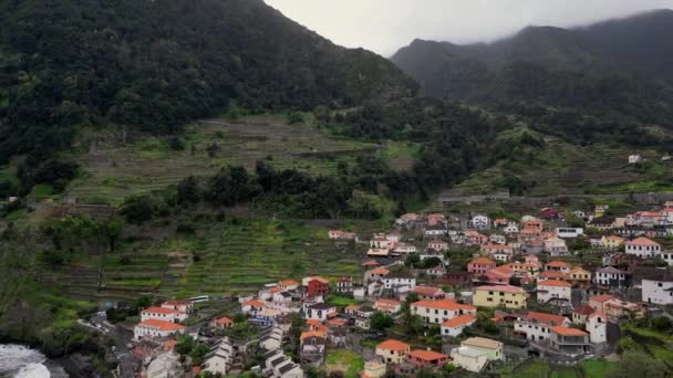 Madeira Portugal 2023 Schöne Luftaufnahmen Mächtiger Wellen Die Bewölkten Tagen — Stockvideo