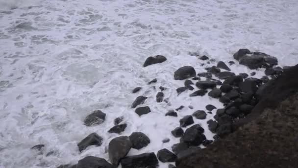 Madeira Portugal 2023 Schöne Luftaufnahmen Mächtiger Wellen Die Bewölkten Tagen — Stockvideo