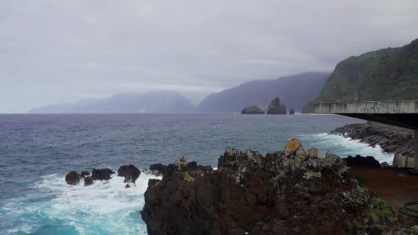 Madeira Portugal 2023 Bilder Vågor Som Kraschar Utanför Madeiras Norra — Stockvideo