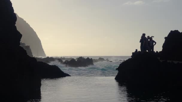 Madeira Portugal 2023 Bilder Människor Som Tittar Vågorna Som Kraschar — Stockvideo