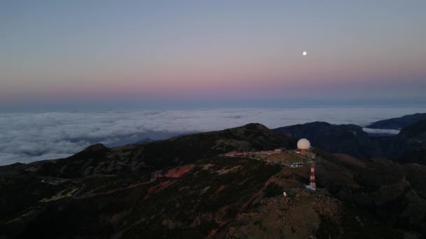 マデイラ ポルトガル 2023 美しい雲を持つピコドゥアリエイロからの素晴らしい日の出の空中ドローン映像 — ストック動画