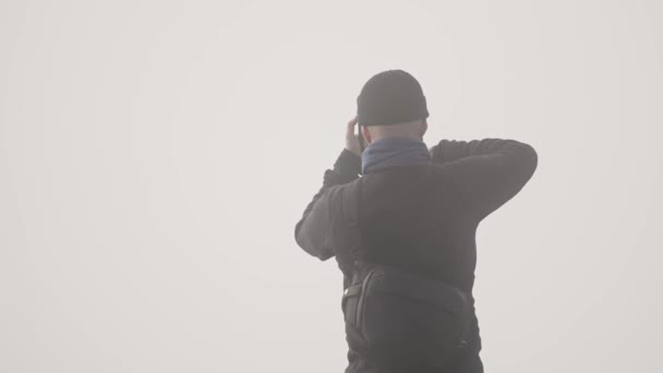 Мадейра Португалия 2023 Бородатый Мужчина Видеозаписью Телефона Туманном Фанальском Лесу — стоковое видео