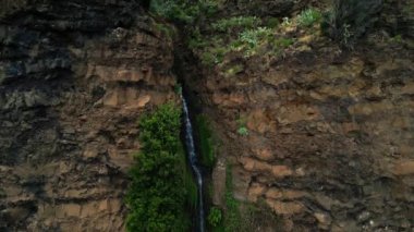 Madeira, Portekiz - 2023.04.04 - 09: Cascata dos Anjos Waterfon 'un akşam çekimleri