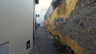 Madeira, Portekiz - 2023.04.04 - 09: Boş Funchal şehrinin dar sokaklarında yürümek