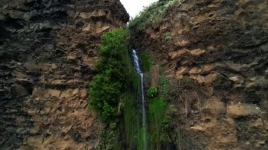 Madeira, Portekiz - 2023.04.04 - 09: Cascata dos Anjos Waterfon 'un akşam çekimleri