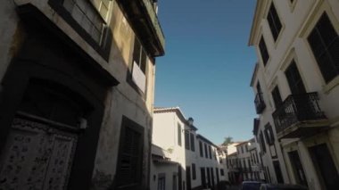 Madeira, Portekiz - 2023.04.04 - 09: Boş Funchal şehrinin dar sokaklarında yürümek
