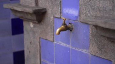 Madeira, Portekiz - 2023.04.04 - 09: Kapalı bir musluktan damlayan damlalar