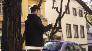 Madeira, Portekiz - 2023.04.04 - 09: Sokaktaki adam yo-yo ile numaralar yapıyor