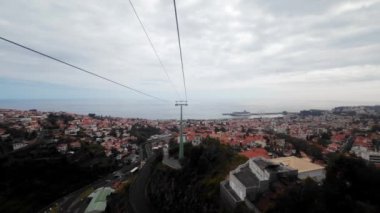 Madeira, Portekiz - 2023.04.04 - 09: Bulutlu bir günde Funchal Cable Car 'dan (Telefrico Funchal-Monte) görüntüler