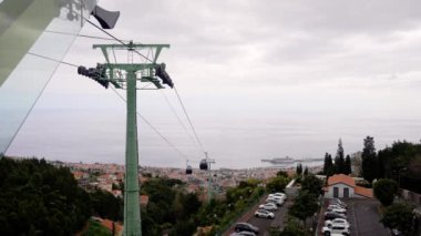 Madeira, Portekiz - 2023.04.04 - 09: Bulutlu bir günde Funchal Cable Car 'dan (Telefrico Funchal-Monte) görüntüler