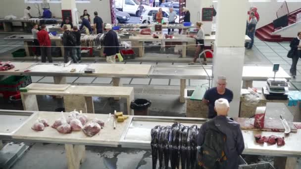 Madeira Portugalsko 2023 Záběry Zaneprázdněných Rybích Stánků Farmářském Trhu Městě — Stock video