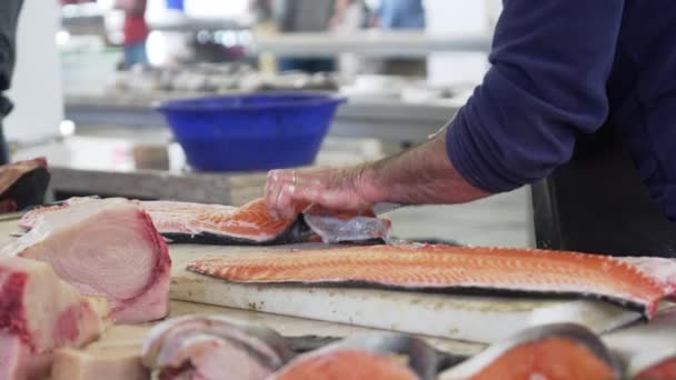 マデイラ ポルトガル 2023 ファーザーズマーケットで忙しい魚屋の映像 — ストック動画