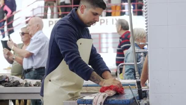 マデイラ ポルトガル 2023 ファーザーズマーケットで忙しい魚屋の映像 — ストック動画