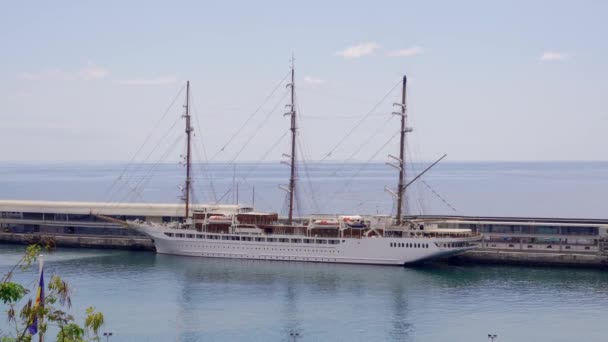 葡萄牙马德拉 2023 阳光明媚的日子 用船只和游艇停泊在波尔图 多富查尔港的偷拍镜头 — 图库视频影像