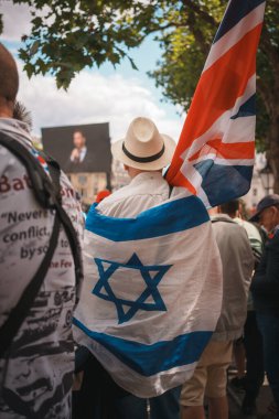 Trafalgar Meydanı, Londra - İngiltere - 2024.07.27: İngiliz ve İsrail bayraklı adam Özgürlük Yürüyüşünde, İngiltere için Mart 