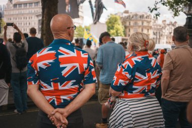 Trafalgar Meydanı, Londra - İngiltere - 2024.07.27: Özgürlük için Mart, İngiltere için Mart 'ta İngiliz bayrağı tişörtü giyen insanlar 